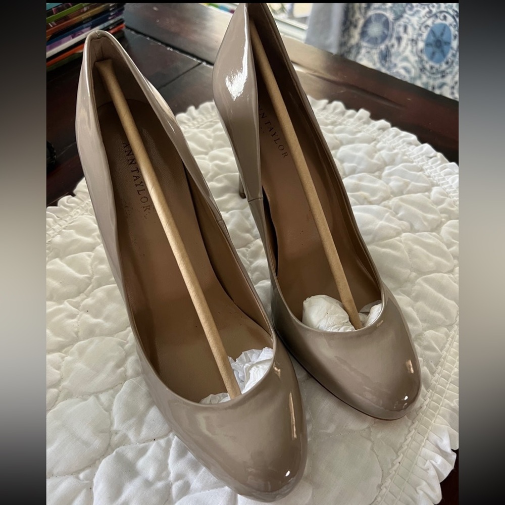 Ann Taylor Beige Pumps